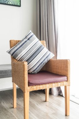 Kanepe oturma Interio dekorasyonda güzel lüks yastık