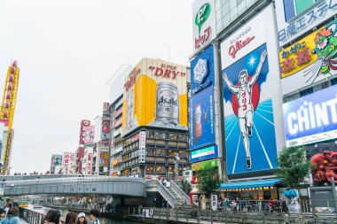 Osaka, Japonya - 19 Kasım 2016: Bir grup insan shopp için yürüyüş