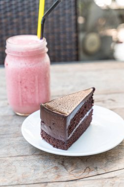 Çikolatalı pasta plaka üzerinde