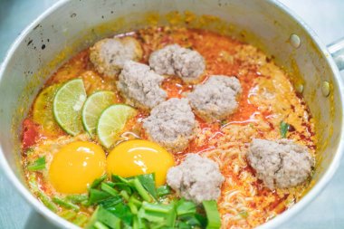 Baharatlı çorba ile anlık erişte