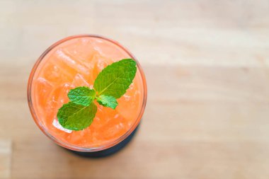 buzlu çilek ve portakal suyu