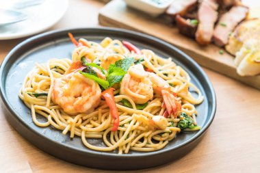 karides tavada kızartılmış acılı spagetti 