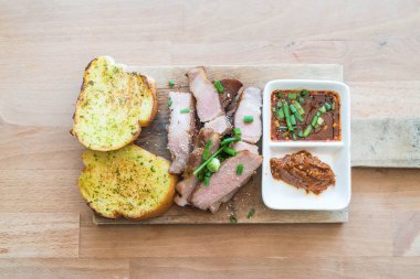 sarımsaklı ekmek ile kömür haşlanmış domuz eti boyun