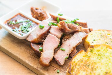 sarımsaklı ekmek ile kömür haşlanmış domuz eti boyun