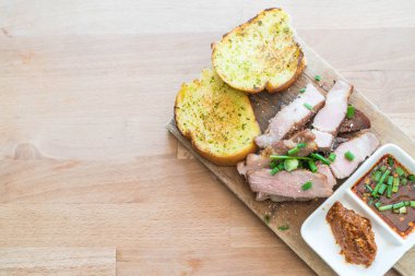 sarımsaklı ekmek ile kömür haşlanmış domuz eti boyun