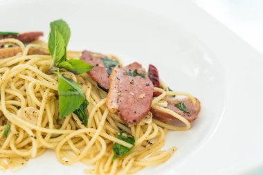 Spagetti pastırma ve sarımsak ile