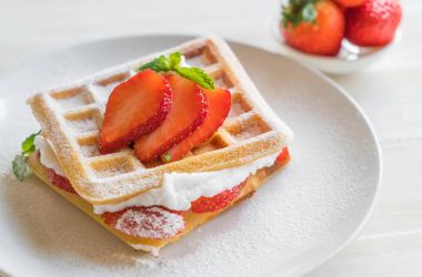 ahşap üzerine çilek ile waffle