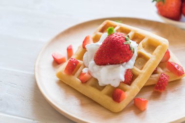ahşap üzerine çilek ile waffle