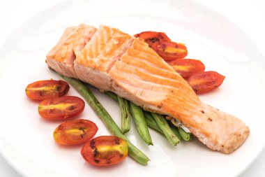 beyaz üzerine Somon ızgara biftek