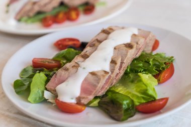 Tuna biftek salatası ile