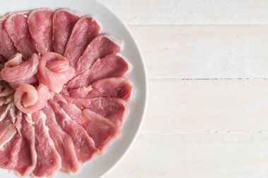 ahşap üzerine taze dilimlenmiş domuz