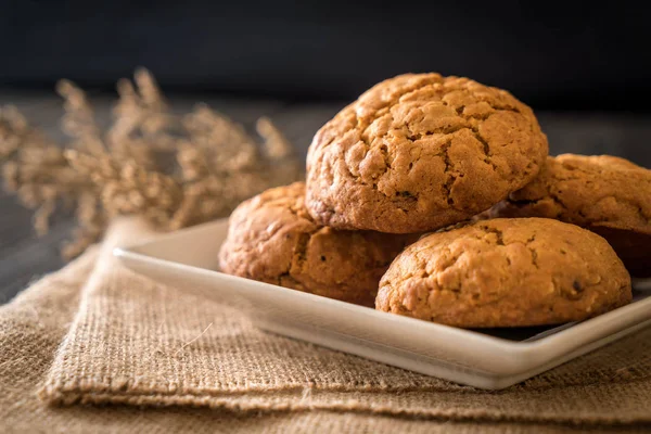 yulaf ezmesi kuru üzüm kurabiyeleri ahşap üzerine