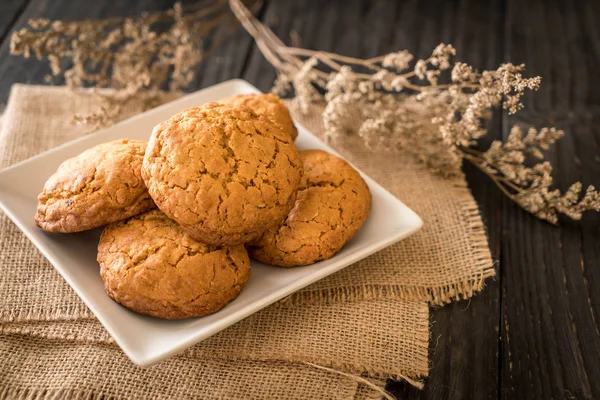 Oatmeal raisin cookies on wood — Stock Photo, Image