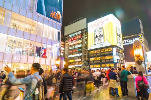 Osaka, Japonya - 19 Kasım 2016: Bir grup insan shopp için yürüyüş