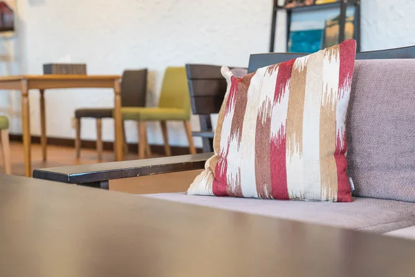 Kanepe üzerinde güzel yastık