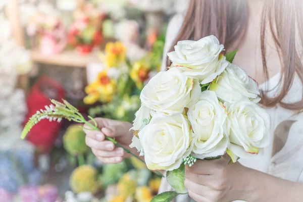 Çiçek buketi holding eller