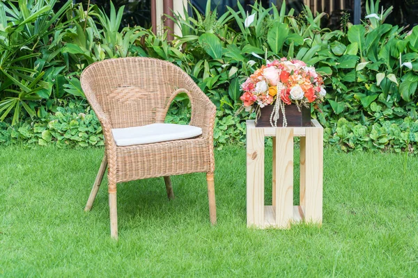 buket çiçek dekorasyonu ile boş sandalye 