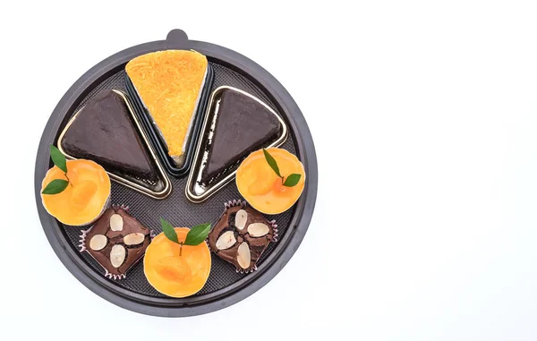 Пирожные, оранжевый торт, золотые нитки торт и шоколадный торт — стоковое фото