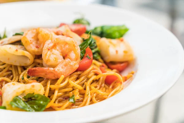 tavada kızartılmış Baharatlı deniz mahsulleri spagetti 