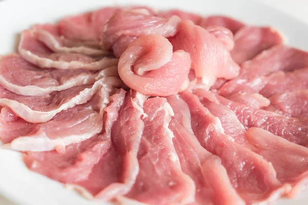 나무에 신선한 슬라이스 돼지고기 — 스톡 사진