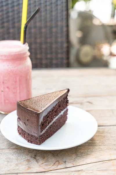 Çikolatalı pasta plaka üzerinde