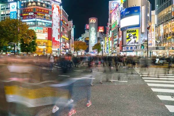 Tokyo, Japonya, 17 Kasım 2016: Shibuya Crossing, şehir sokak ile