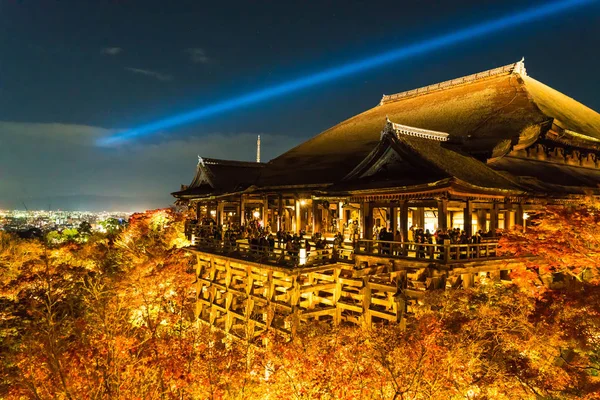 Sonbahar gece ışık saçtığını Kiyomizu-dera Tapınağı ve büyük vera