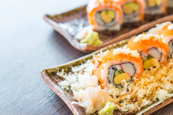 Rollo de sushi - comida japonesa — Foto de Stock