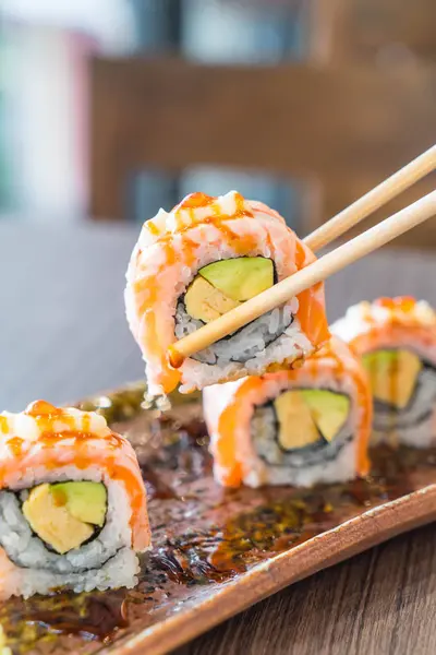 Izgara somon suşi roll