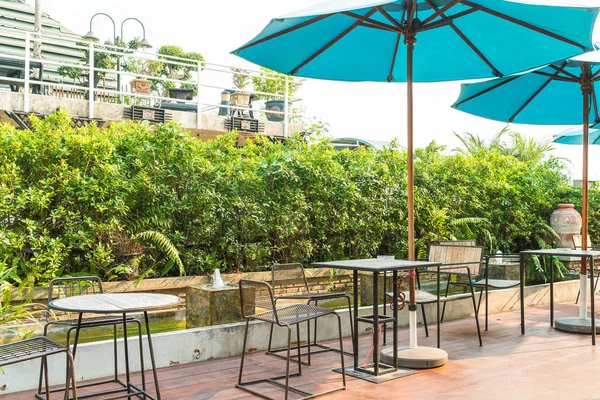 Masa ve sandalye açık kafede.