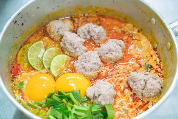 Baharatlı çorba ile anlık erişte