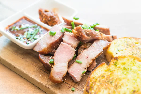 sarımsaklı ekmek ile kömür haşlanmış domuz eti boyun