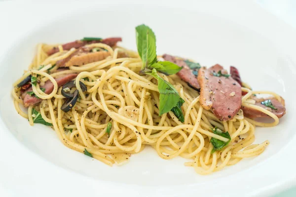 Spagetti pastırma ve sarımsak ile