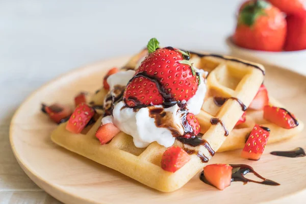 ahşap üzerine çilek ile waffle