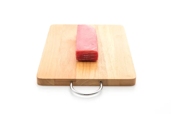 Świeży tuńczyk na pokładzie drewna — Zdjęcie stockowe