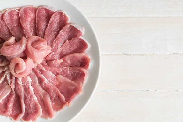 ahşap üzerine taze dilimlenmiş domuz