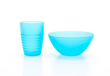 mavi plastik kase ve cam