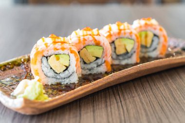 Izgara somon suşi roll