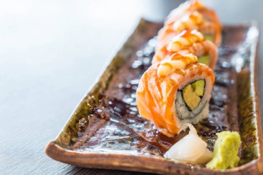 Izgara somon suşi roll