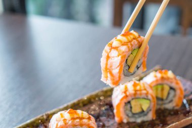 Izgara somon suşi roll