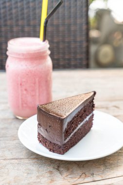 Çikolatalı pasta plaka üzerinde