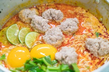 Baharatlı çorba ile anlık erişte