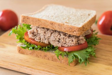 ton balıklı sandviç Wood