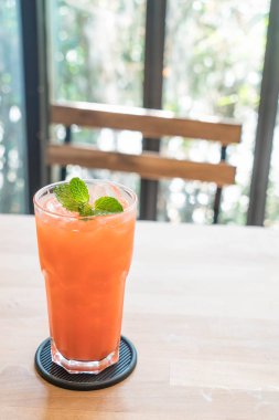 buzlu çilek ve portakal suyu