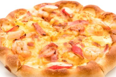 Beyaz arka plan üzerinde izole hawaiian deniz ürünleri pizza 
