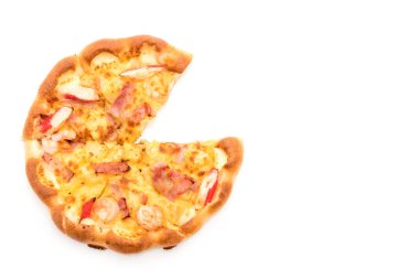 Beyaz arka plan üzerinde izole hawaiian deniz ürünleri pizza 