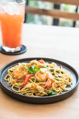 karides tavada kızartılmış acılı spagetti 