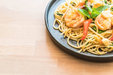 karides tavada kızartılmış acılı spagetti 