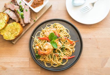 karides tavada kızartılmış acılı spagetti 