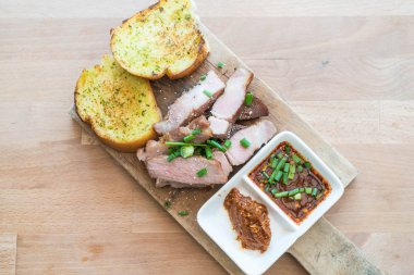 sarımsaklı ekmek ile kömür haşlanmış domuz eti boyun